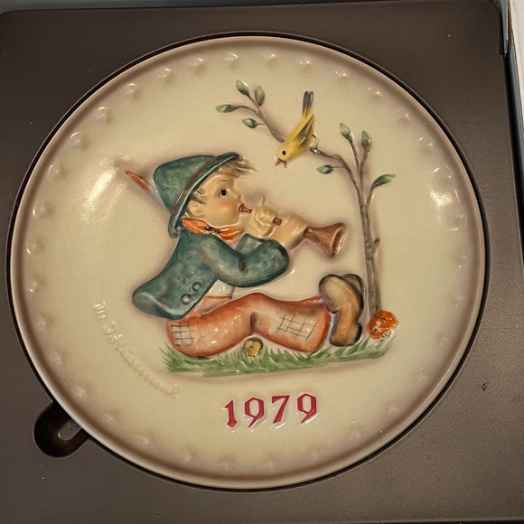 VINTAGE M.J. HUMMEL PLATE 1979 - "Singing Lesson" - Picture 4 of 15